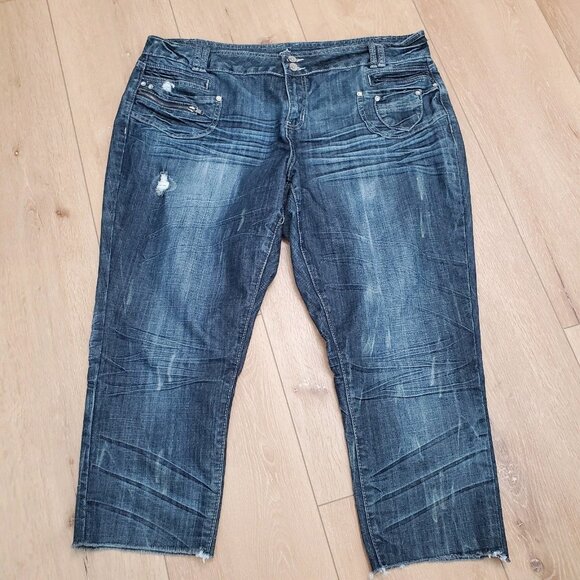 Almost Famous Plus Size 22 Distressed Capri Jeans Dark Wash Womens Stretch Faded - Picture 1 of 13